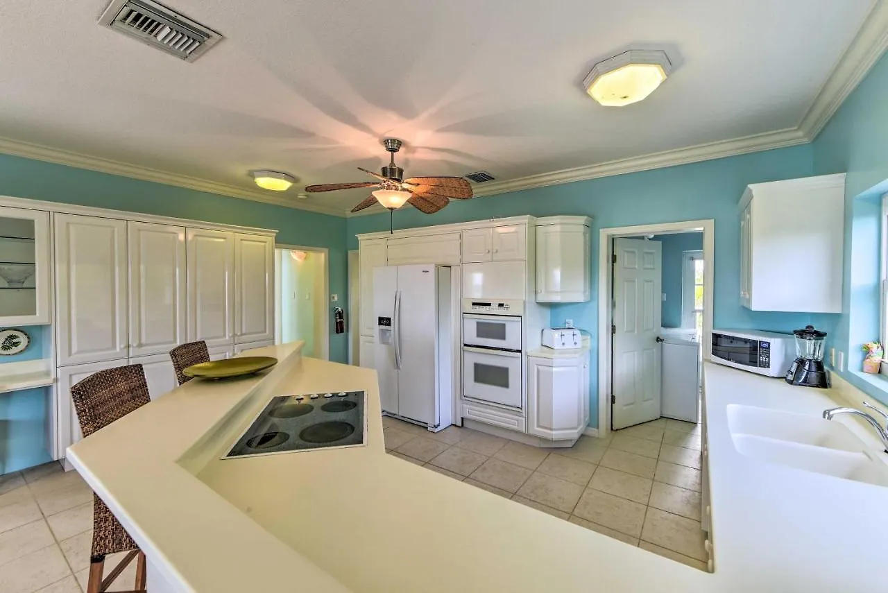 Sun Cloud Oceanfront Villa In Rum Point! Driftwood Village Сasa de vacaciones